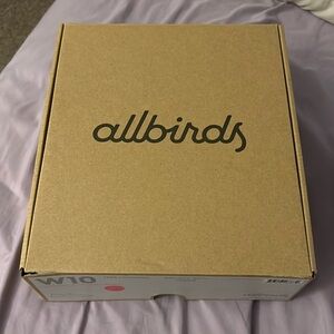 Women’s size 10 soft tree loungers.